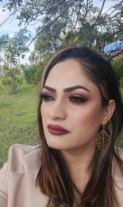 Produ&ccedil;&atilde;o de maquiagem para evento social com pele bem acabada e olhar valorizado